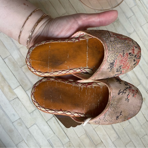 Vintage Chinese baby slippers 1970s pink Chinese slipper silk brocade & leather - Picture 8 of 10
